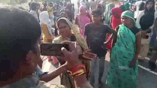 गाँव में अतिक्रमण को हटाये जाने से नाराज ग्रामीणों ने राजमार्ग बाईपास किया अवरुद्ध
पुलिस ने बढ़ी मशक्कत से हटाया