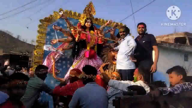 चैती दुर्गा मंदिर फुल्लीडुमर में स्थापित मां दुर्गा की प्रतिमा का गाजे-बाजे के साथ नम आंखों से दी गई विदाई