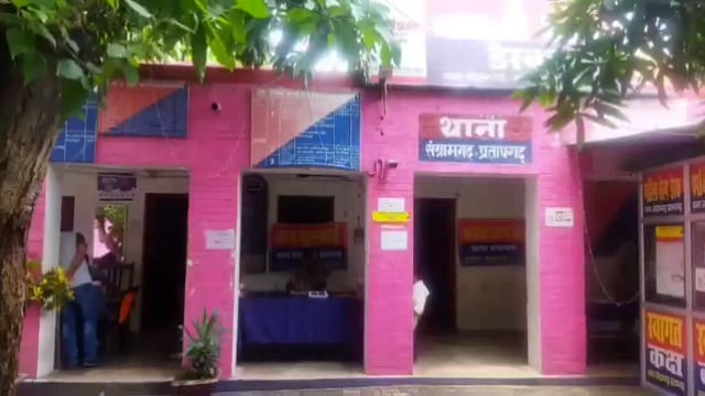 बीते रात चोरों ने चार दुकान के शटर काटकर चोरी की घटना को दिया अंजाम
थाना संग्रामगढ़ पुलिस छानबीन मे जुटी