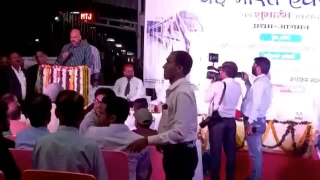 देर रात मथुरा पहुंची बंदे भारत एक्सप्रेस, कैबिनेट मंत्री चौधरी लक्ष्मीनारायण  ने हरी झंडी दिखा किया रवाना 