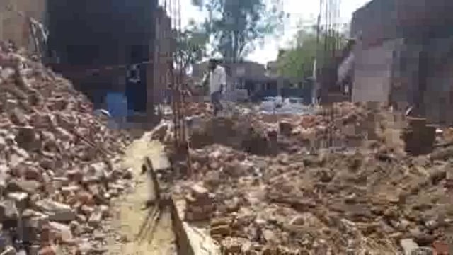 इटवा में कोर्ट के आदेश को नहीं मानते दबंग स्टे के बावजूद भी जमीन पर करा रहे निर्माण ।