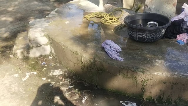 प्रतापगढ़ जिले के बिहार ब्लाक के गौरा गांव में  नाली ना रहने से पानी का जल भराव गिर कर चोटिल हो रहे नन्हे मुन्ने बच्चें,