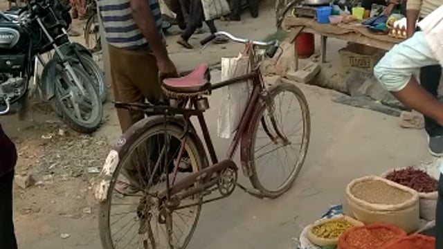 प्रतापगढ़ जिले के बाघराय थाना क्षेत्र के बिहार बाजार में मुख्य मार्ग पर लगती है मछली मुर्गी मंडी बाजारवासी परेशान,