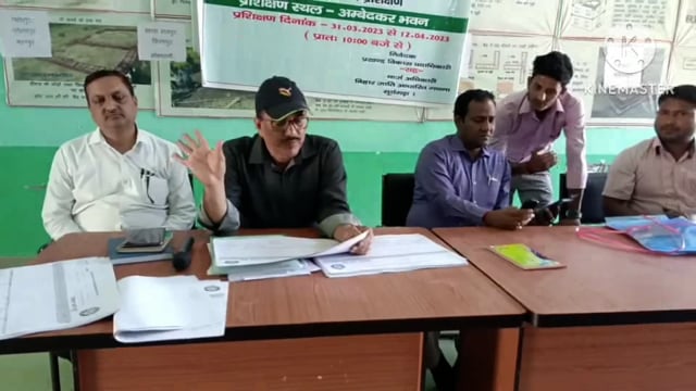 सूरजगढ़ स्थित अंबेडकर सभा भवन में प्रगणक एवं पर्यवेक्षकों को दी जा रही जाति आधारित गणना से संबंधित द्वितीय फेज प्रशिक्षण