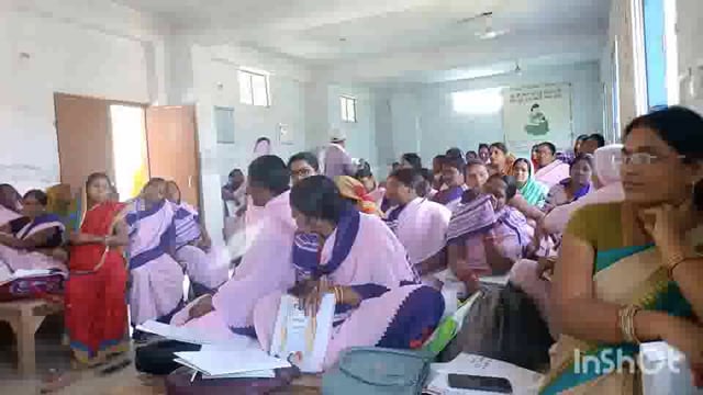 सुगौली सीएचसी में सेव द चिल्ड्रेन के द्वारा आशाओं को हाँथ धुलाई के दिये गए टिप्स।