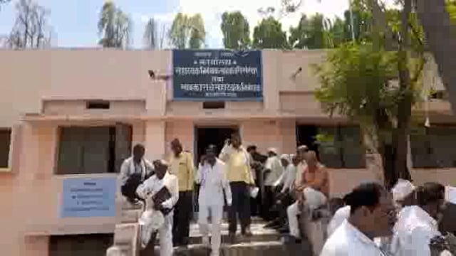 बाजार समिती निवडणुकीचा अर्ज दाखल करण्यासाठी इच्छुक उमेदवारांनी केली गर्दी