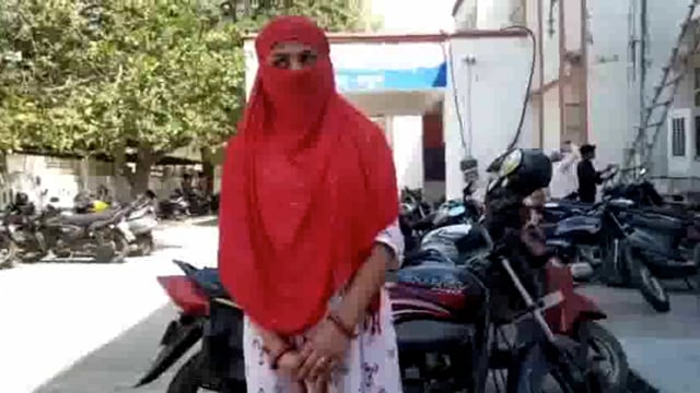 युवती ने पिता पर लगाया ₹10लाख में शराबी से शादी कराने का आरोप पहुंची एसएसपी ऑफिस