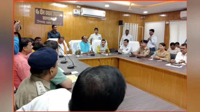 सपा नेता ने सात सूत्रीय ज्ञापन डीसीएम को सौंपा
CHC,PHC के रंगाई पुताई में करोड़ो का घोटाला का लगाया आरोप
जाँच कार्यवाही