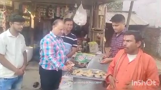 महावीर स्वामी के जन्मोत्सव पर जैन समुदाय के द्वारा विभिन्न कार्यक्रम के साथ-साथ किया गया प्रसाद वितरण