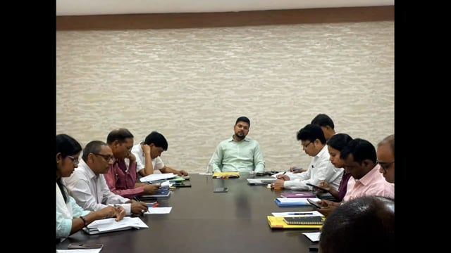 जिला पदाधिकारी ने लंबित पत्रों की समीक्षा बैठक 