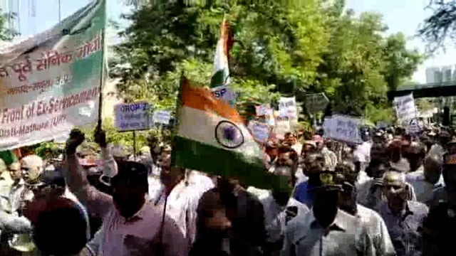 पूर्व सैनिक वीर नारियों एवं आश्रितों के हितार्थ वन रैंक वन पेंशन टू की विसंगतियों को लेकर ज्ञापन दिया