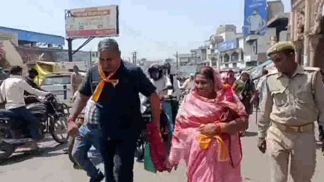 केंद्रीय राज्यमंत्री डॉ वीरेंद्र कुमार पहुंचे गिरिराज जी की शरण पूजा अर्चना कर किया दुग्धा अभिषेक