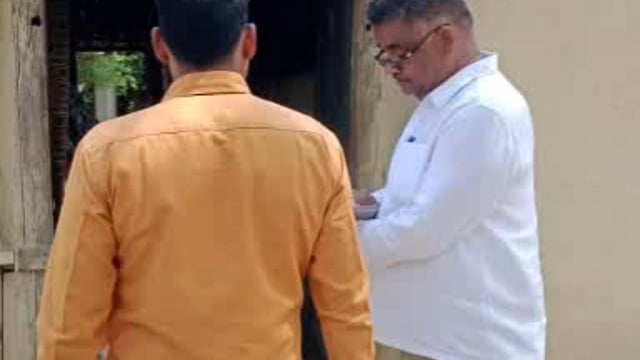 पीएम आवास में धांधली, ग्रामीणों की शिकायत पर अधिकारी जाँच करने पहुंचे तबियत से पत्थर तो उछालिये! 
लक्ष्मणपुर पतुलकी