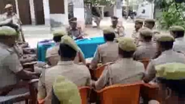 त्रिलोकपुर पुलिस द्वारा आपरेशन सुदर्शन सड़कों पर अवैध अतिक्रमण के विरूद्ध अभियान चलाकर कार्रवाई को लेकर की गई बैठक