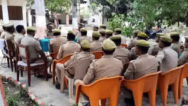 आगामी त्योहारों को सकुशल संपन्न कराने हेतु थाना त्रिलोकपुर में की गई बैठक