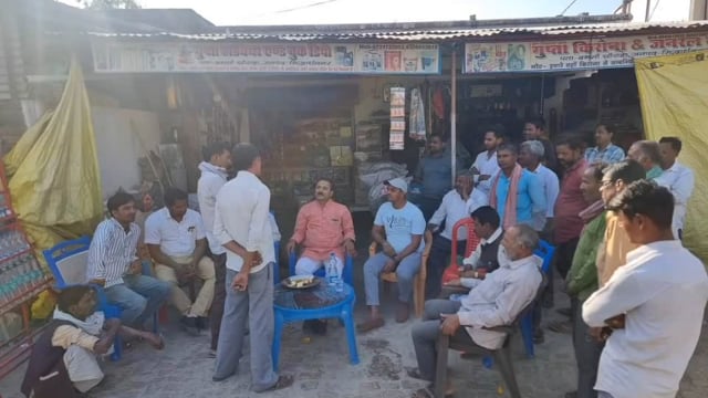 बभनी चौराहे पर पूर्व बेसिक शिक्षा मंत्री सतीश द्विवेदी ने पार्टी कार्यकर्ताओं और जनता जनार्दन का कुशल क्षेम जाना।