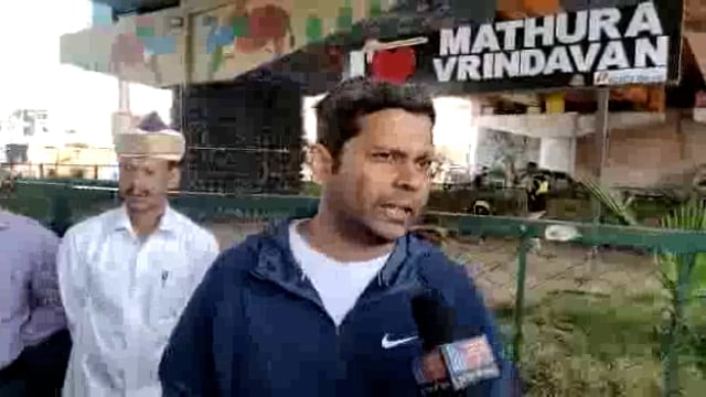 यातायात व्यवस्था का निरीक्षण करते जिलाधिकारी पुलखित खरे सहित प्रशासनिक अधिकारीगण