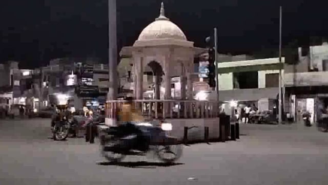 लक्ष्मी नगर में उस समय सनसनी फैल गई जब मोटरसाइकिल सवार दो दबंगों ने जूस की दुकान लगा रहे युवक को चाकू मारकर घायल किया