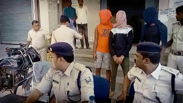 अमरपुर पुलिस ने कुंडा पुल लूट कांड का किया उद्भेदन चार अभियुक्त को लूट का सामान सहित किया गिरफ्तार