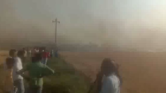 इटवा थाना क्षेत्र के देवरिया जिगना परसा गांव के सिवान में तार की चिंगारी से लगी आग 200 बीघा गेहूं की फसल जलकर राख