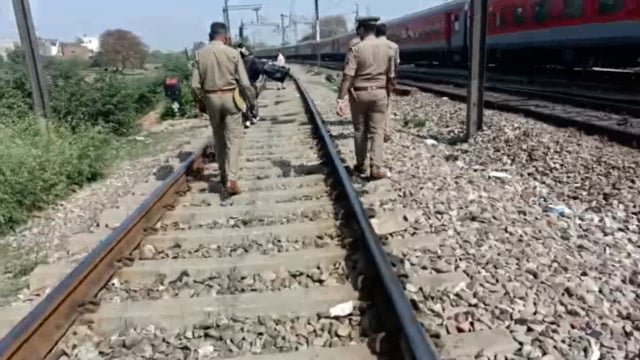 मथुरा बस स्टैंड के समीप 32 वर्षीय युवक की दिल्ली आगरा रेलवे ट्रैक पर कटकर हुई मौत आधार कार्ड से हुयी शिनाख्त