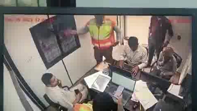 Bulandshahar Mein Bhajpa Neta ke samarthakon Ne Toll Plaza karmiyon se maarpeet ki video viral