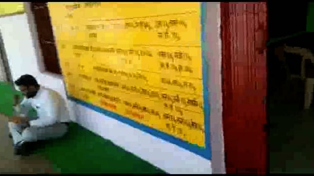 पैलानी के उपजिलाधिकारी का परिषदीय विद्यालय के बच्चों के साथ में मिड डे मील खाने का वीडियो हुआ वायरल