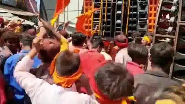 हनुमान जयंती पर नगर पंचायत लालगंज अपना दल ( एस ) अध्यक्ष पद की भावी प्रत्यासी रागिनी जय कौशल ने भव्य शोभा यात्रा निकाली