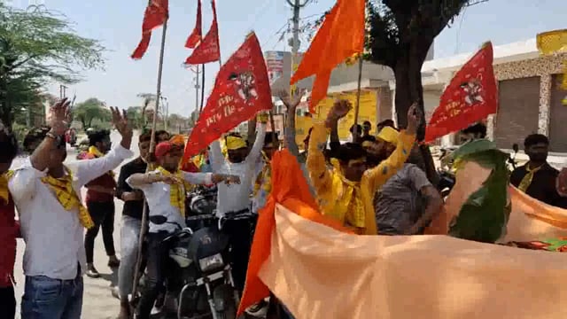 हनुमान जी के जन्मोत्सब में थिरके लोग निकाली शोभायात्रा