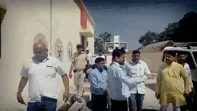 बेहतर स्वास्थ्य सुविधा मुहैया कराने को लेकर डीएम द्वारा नामित जनप्रतिनिधि की टीम ने  स्वास्थ्य केंद्र का किया निरीक्षण 