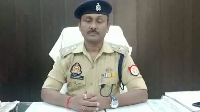 फफूंद थाना क्षेत्र के अंतर्गत मिश्रीपुर गांव में वृद्ध की हत्या के मामले को लेकर एएसपी दिगंबर कुशवाहा मीडिया को बताया