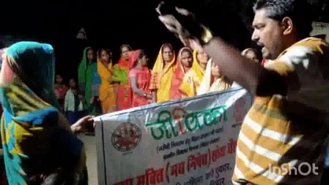 सुगौली के दक्षिणी सुगांव पंचायत में शराबबंदी को लेकर जीविका समूह के द्वारा निकाला गया मशाल जुलूस।