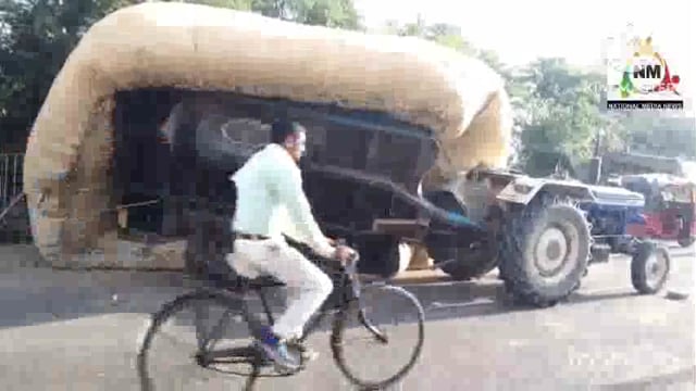 भूसा से भरी हुई ट्राली के अनियंत्रित होने से नवीन उप सब्जी मंडी के समीप पलटी।