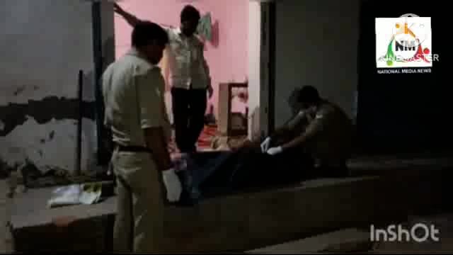 बंद कमरे में मिला अंधेड व्यक्ति का शव, पुलिस ने दरवाजा खोल कर शव को निकाला बाहर।