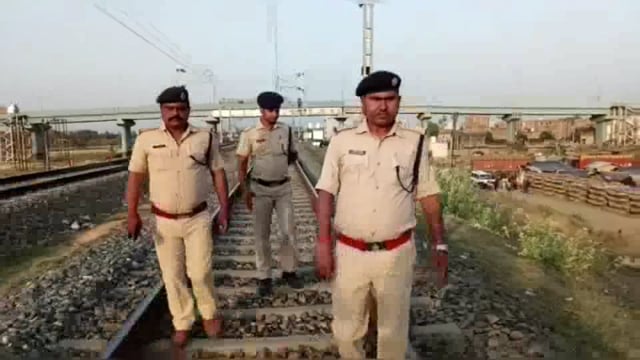 लखीसराय जिले के किऊल आरपीएफ इंस्पेक्टर ने चलाया जागरूकता अभियान ग्रामीणों को किया जागरूक