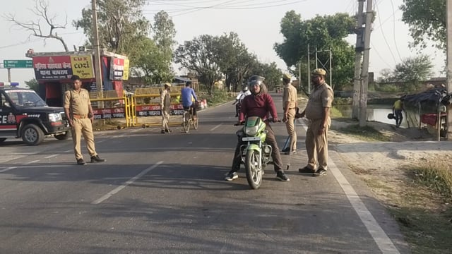 बाघराय थानाध्यक्ष त्रिलोकी नाथ पांडेय की अगुवाई में बिहार बाजार में चल रहा चेकिंग अभियान संदिग्ध वाहनों की हो रही जांच,