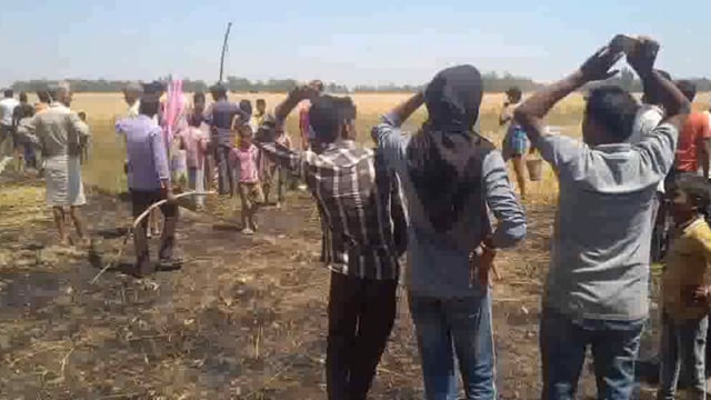 अज्ञात कारणों से बहेरिया और कादीराबाद के सिवान में लगी आग ग्रामीणों की मदद से आग पर पाया गया काबू