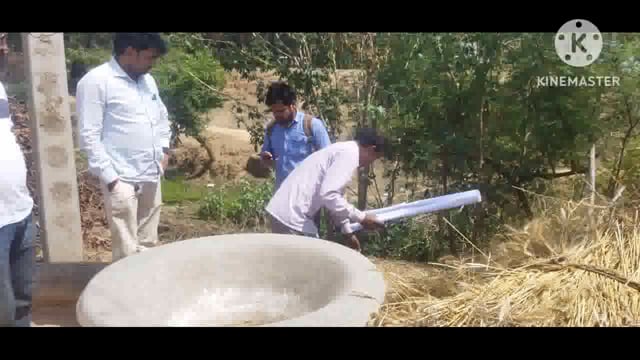 प्रखंड कार्यालय भवन निर्माण को लेकर अंचल अमीन द्वारा जमीन की मापी कर किया गया चिन्हित