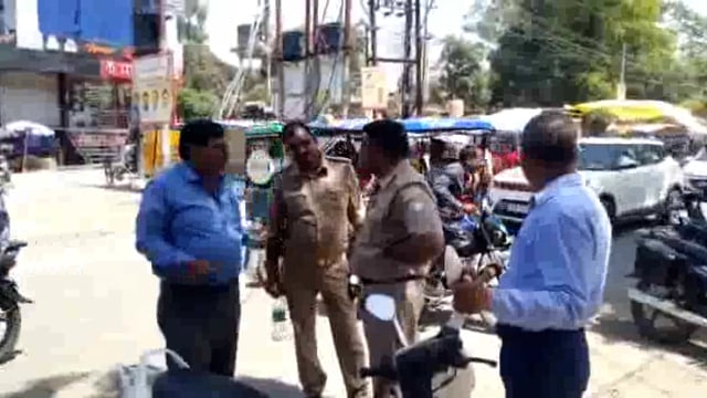 टप्पेबाजों ने उड़ाये कार से दो लाख रुपये मौके पर पहुंची पुलिस लगी मामले की जांच में