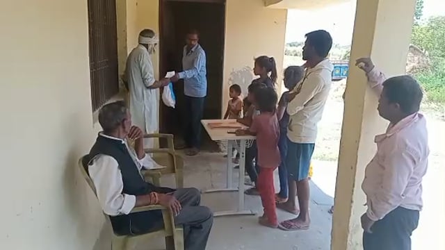 वजीरगंज के आंगनवाड़ी केन्द्र बाल्हाराई दितीय पर 112 लार्भथियो को वितरित किया गया पोषाहार 