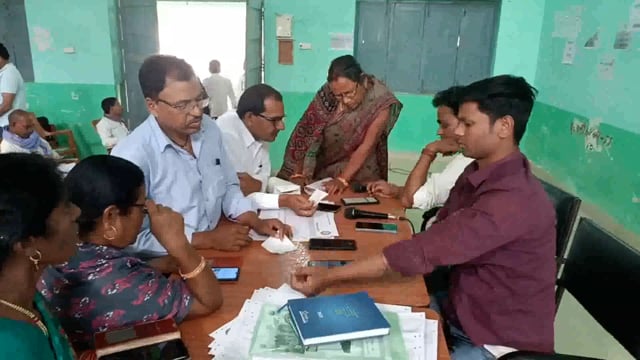 सूरजगढ़ा-जाति आधारित गणना से संबंधित द्वितीय फेज का एक दिवसीय प्रशिक्षण दिया जा रहा है