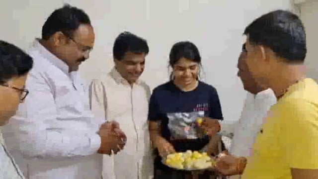 वृंदावन निवासी चर्चिता ने नायब तहसीलदार बन क्षेत्र व परिवार का नाम रोशन किया