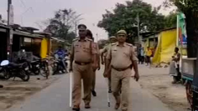 त्रिलोकपुर पुलिस द्वारा थाना क्षेत्र में शांति व्यवस्था को लेकर कस्बा बभनी में किया गया पैदल गस्त