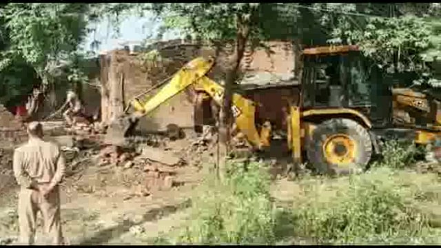 रामपुर गांव में ग्राम सभा के खलिहान में अवैध निर्माण कर रहे भूमाफिया के निर्माण को जेसीबी मशीन से गिरवाया राजस्व तथा 