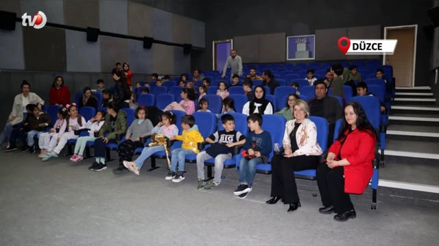 Depremzede Çocuklar Hep Birlikte Çizgi Film İzledi