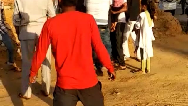 वृंदावन में कार पार्किंग पर दबंगों ने की श्रद्धालुओं के साथ मारपीट वीडियो हुआ वायरल पुलिस मामले की कार्रवाई लगी