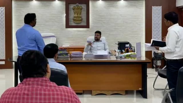 जिला पदाधिकारी ने उद्योग विभाग की समीक्षा बैठक, दिए आवश्यक दिशा निर्देश 