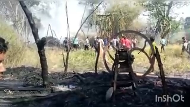 अज्ञात कारणों से छप्पर के घर में लगी आग घर गृहस्ती का सारा सामान जलकर खाक