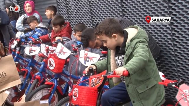 Sofuoğlu'ndan Minik Depremzedelere Bisiklet Hediyesi