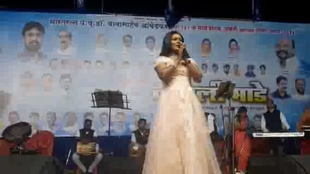 सुप्रसिद्ध गायिका वैशाली माडे यांचा दणदणीत भीम गीतांचा कार्यक्रम संपन्न